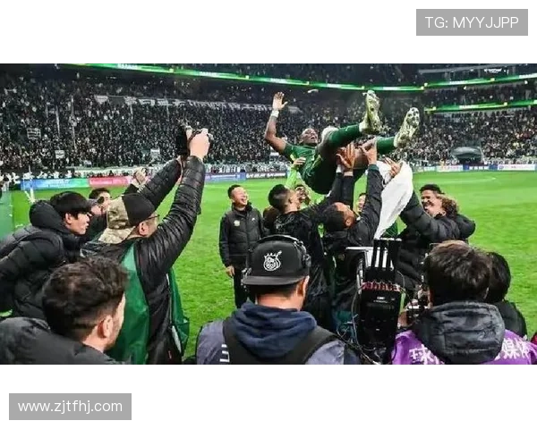 足球明星跪下视频高清展现感人瞬间引发球迷热议与情感共鸣